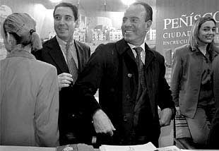 Eduardo Zaplana junto a Julio Iglesias en 1998 en Fitur.
