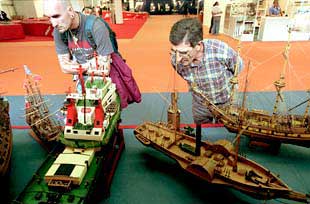 BARCOS ENANOS, PARCHÍS GIGANTE