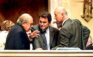 Pujol, Mas y Duran conversan en los pasillos del Parlament después del debate.