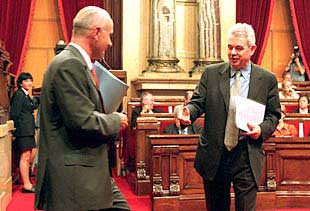 Maragall se dirige a la tribuna del Parlament tras la intervención de Duran Lleida.