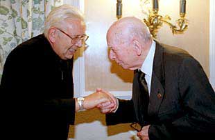 El padre Miquel Batllori saluda, anoche, al obispo Rafael Sanus con una reverencia en la velada de la revista  Saó .