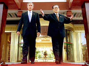 George W. Bush (a la izquierda) y el presidente chino, Jiang Zemin, en Shanghai.