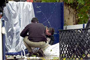 Un obrero muere y otro sufre heridas graves al ser aplastados por unas vallas en la colonia Puerta de Hierro