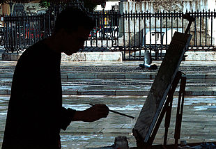 Cristóbal León, mientras pinta su cuadro en el concurso de pintura al aire libre.
