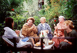 De izquierda a derecha, Blanca Oteyza, Aurora Bautista, Berta Riaza, Margarita Lozano y Antonia San Juan.
