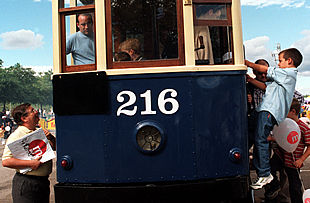 LOS NIÑOS CONOCEN LOS VIEJOS TRANVÍAS EN EL &apos;DÍA DEL METRO&apos;.