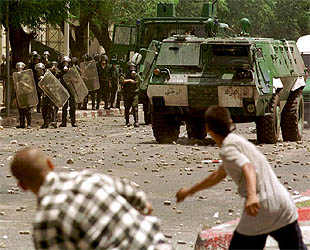 Un grupo de jóvenes arroja piedras contra la policía en Tizi Uzu el pasado mes de junio.
