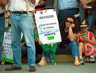 Una mujer porta una pancarta durante la manifestación de ayer en Alhaurín de la Torre.