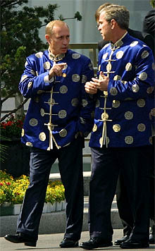 Vladímir Putin y George Bush, con chaquetas chinas, en Shangai.