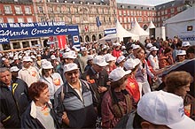Participantes en la Marcha Corazón Sano inician su recorrido en la plaza Mayor.