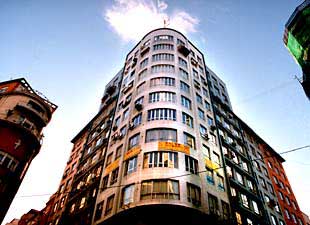Edificio que albergó la desaparecida sede de España Plus en la avenida Barón de Cárcer de Valencia.