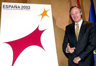 Josep Piqué presenta el logotipo diseñado para la próxima presidencia española de la UE.