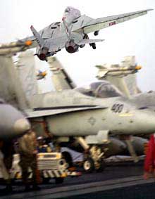 Un caza F-14 despega desde la cubierta del portaaviones estadounidense   Theodore Roosevelt,   en el mar Arábigo.