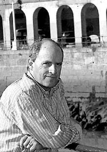 Fernando Huarte con los muelles de La Naja, donde hasta su clausura dormían los toxicómanos    sin techo,  al fondo.