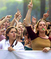 Miles de estudiantes protestan contra la Ley de Universidades