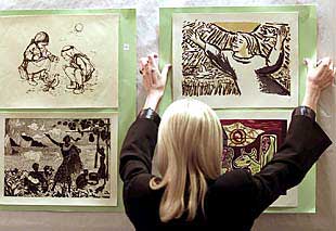 Exposición por la paz, organizada por la plataforma Otro Mundo es Posible, en Sevilla.