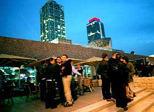 Terrazas de locales musicales en el Puerto Olímpico.