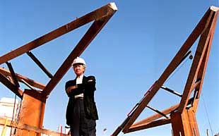 Isozaki levanta dos grandes árboles de acero para la entrada de Caixaforum