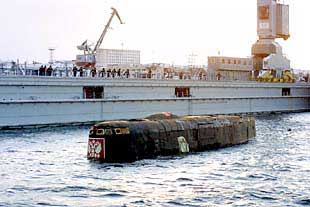 La torre del  Kursk  emerge a la superficie junto a la gigantesca plataforma que le ha transportado desde alta mar.