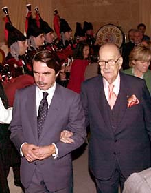 José María Aznar y Camilo José Cela, en Iria Flavia.