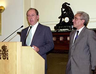 El ministro de Economía, Rodrigo Rato (a la izquierda), ayer, junto al titular de Trabajo, Juan Carlos Aparicio.