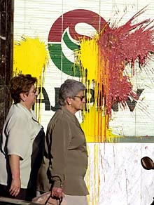 Varias sedes en San Sebastián de los tres partidos que integran el Gobierno vasco (PNV, EA e IU) sufrieron ayer las iras de los proetarras.