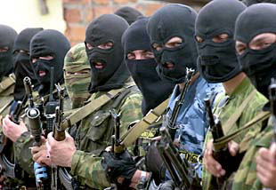 Soldados de las fuerzas especiales del Ministerio del Interior ruso, que luchan en Chechenia, formados en Grozni.