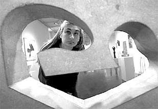 Una mujer contempla la escultura    Roue-Forêt IV  (1961) en la exposición de Arp.