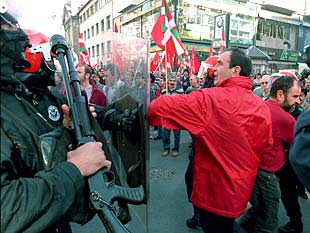 Incidentes ante el Parlamento de Vitoria durante el pleno sobre autogobierno.
