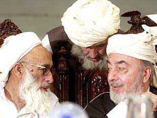 Sayed Ahmed Gailani (a la derecha), organizador de la asamblea de notables afganos, con otros participantes.