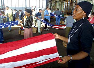 BANDERAS PARA LAS FAMILIAS DE LAS VÍCTIMAS.