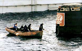 Trabajadores del dique de Rosliakovo, en Murmansk, se dirigen a realizar una nueva inspección del submarino nuclear    Kursk. 