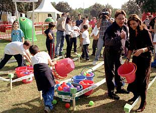 El diseñador Vitorio y Marina Danko, ayer en Sevilla.