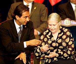 Doris Lessing con Manuel Estiarte.