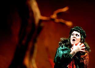 Una escena de   Il trovatore  representado en Sevilla.