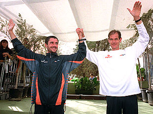 Martín Fiz y Abel Antón saludan al público poco después de concluir su último maratón.