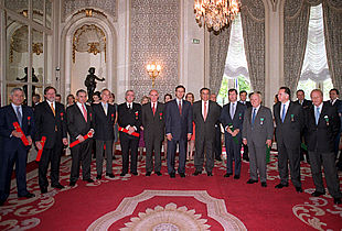 BOLIVIA CONDECORA A LOS INVERSORES ESPAÑOLES.