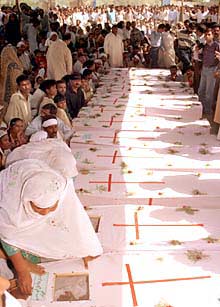 ENTIERRO DE LAS VÍCTIMAS CRISTIANAS DE PAKISTÁN.