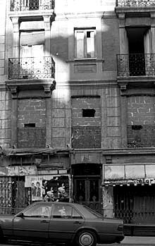 Fachada de un edificio  okupado  en San Bernardo, en 1998.
