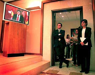 La consejera Alicia de Miguel, y el director general de Prensa, Pedro García, siguen la intervención de Zaplana.