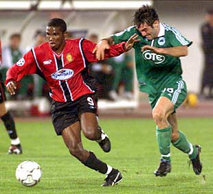 Eto'o se escapa de un defensa griego.