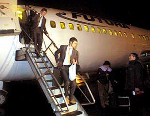 Los jugadores del Madrid, con Helguera a la cabeza, descienden del avión.