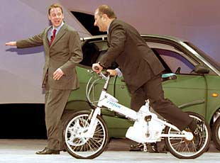 William Clayton Ford Jr. (a la izquierda) bromea con su antecesor en la presidencia de Ford, Jacques Nasser.