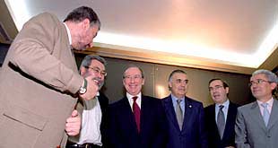 Montalvo (tercero por la derecha), con los líderes de CC OO y UGT, el ministro Rato, Durán y Aparicio.