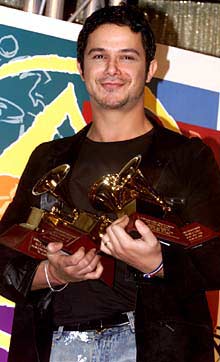 Alejandro Sanz arrasa en los Grammy Latinos con cuatro premios por su disco 'El alma al aire'