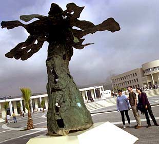 Unos estudiantes observan la obra de Roberto Matta en el Ágora de la Jaume I.