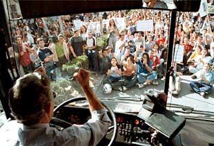 Estudiantes de Elda y Petrer reclaman ayudas al transporte