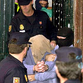 La policía detiene a Jagoba Terrones en la sede de Gestoras pro Amnistía en Bilbao.