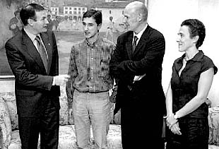 El  lehendakari  Ibarretxe, ayer, junto a representantes de los colectivos homosexuales vascos.