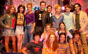 Arriba, los actores de la serie de Tele 5    Al salir de clase. 